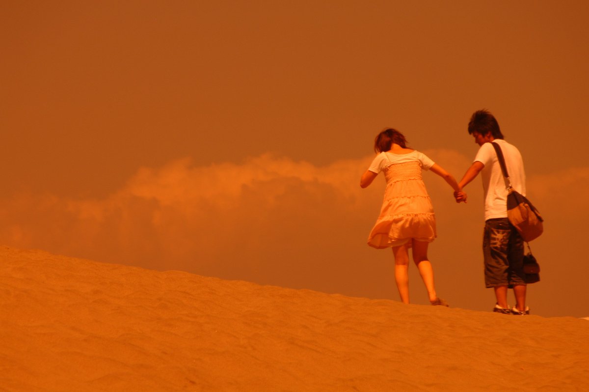 女「なんで初めてのデートがサハラ砂漠なのよ！もう歩けない！」　 男「ロマンがあると思ったんだよお…。…