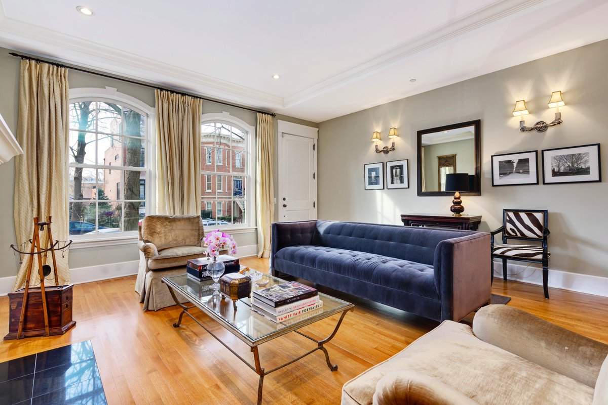 ESWChicago's tweet image. Forced to choose between stylish interior design, an updated kitchen, and a spacious master bath? 2225 Magnolia has everything! #askemily