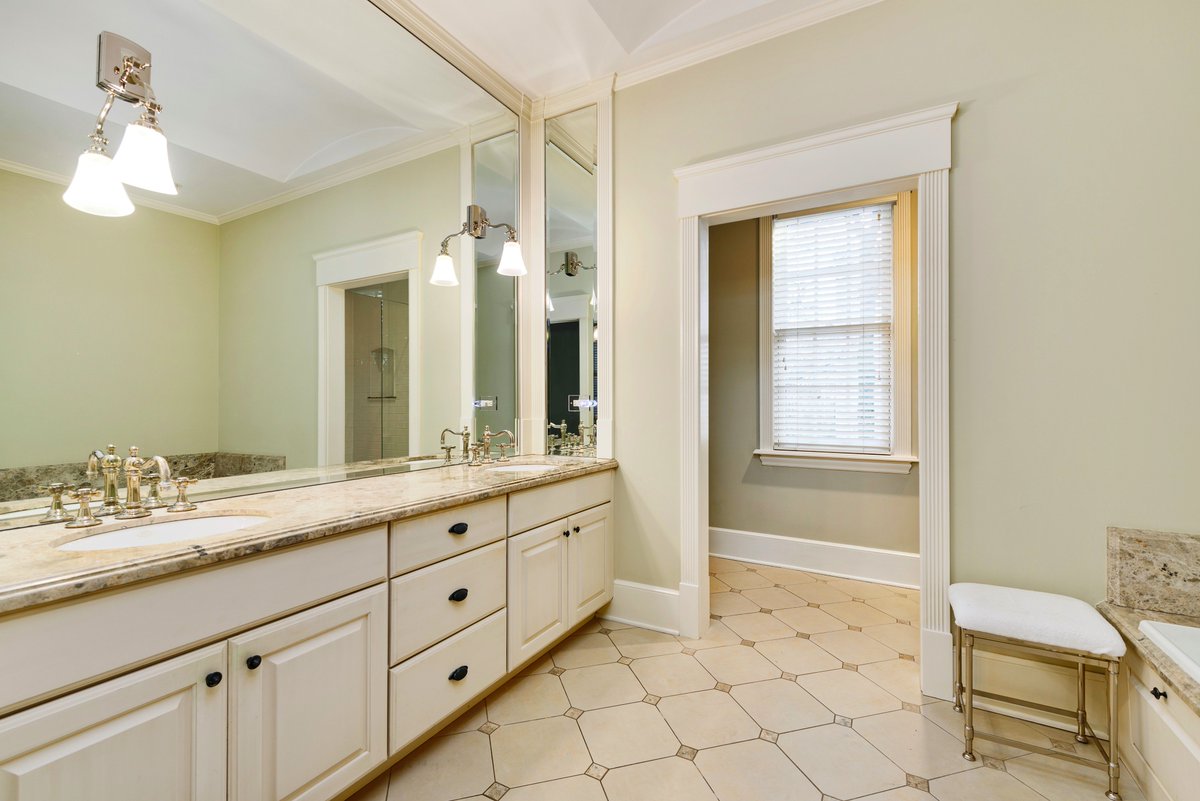 ESWChicago's tweet image. Forced to choose between stylish interior design, an updated kitchen, and a spacious master bath? 2225 Magnolia has everything! #askemily