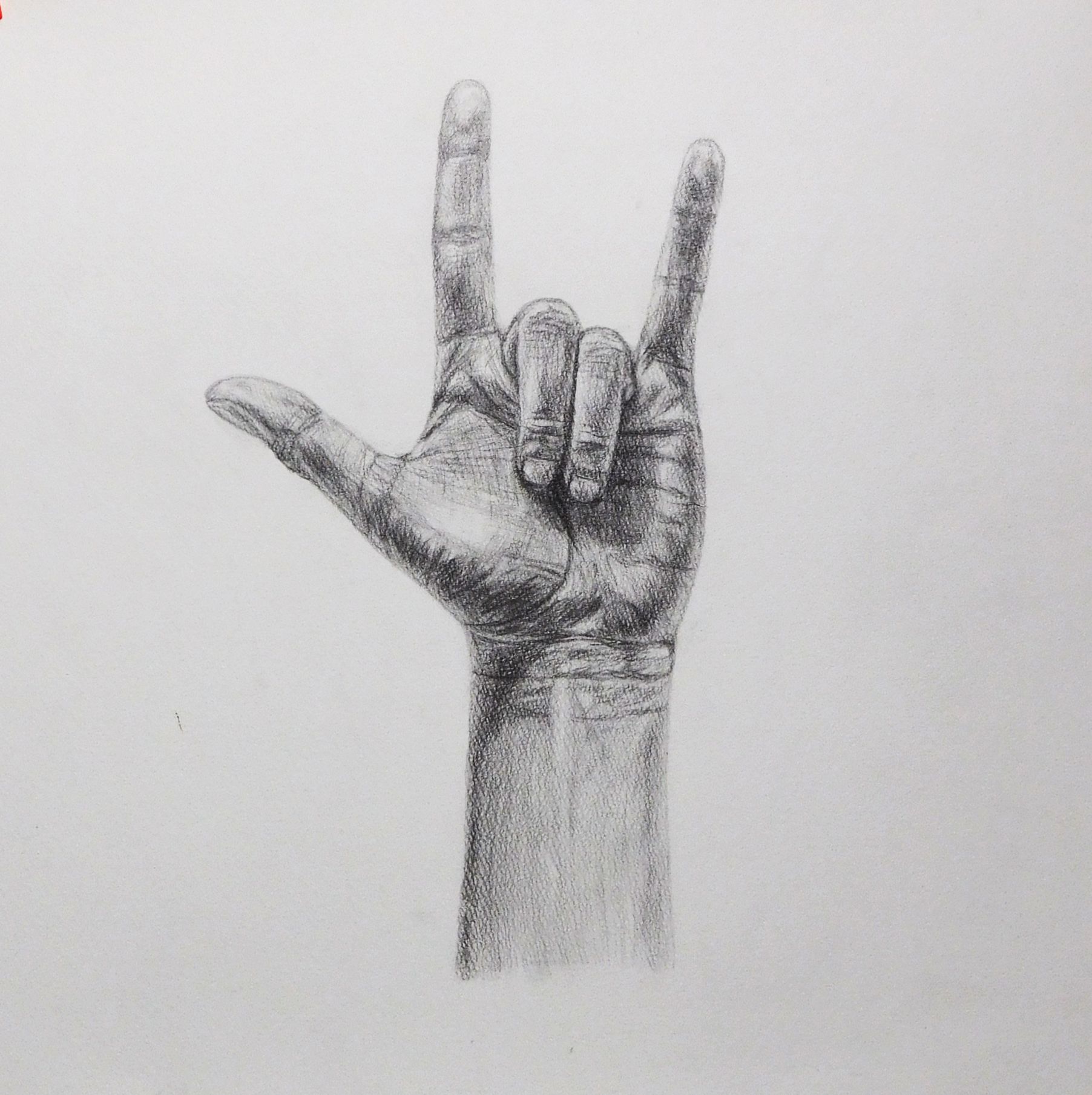 お絵描き練習中こーすけ 今日もデッサン練習をしました モチーフは にっこにっこにー をする左手です 初めての手のデッサンなので 強調する影はどれかを考えたり どのシワを描いたらより皮膚らしくなるか試行錯誤しつつ楽しみました٩ W و それでは
