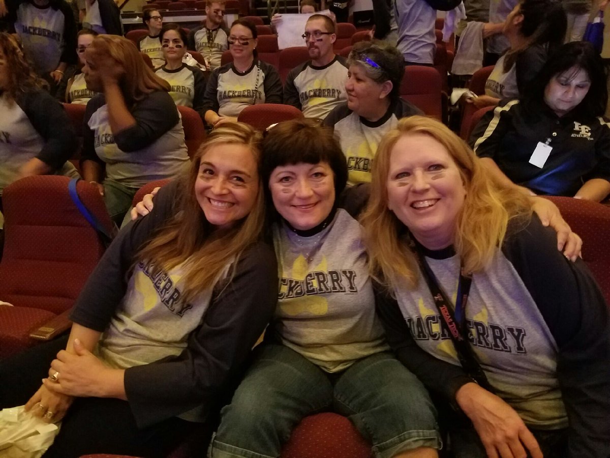 HBELoboPack's tweet photo. #lobofamiLE #2017convocation #loveservecare @leisd https://t.co/eG1DkQymjw