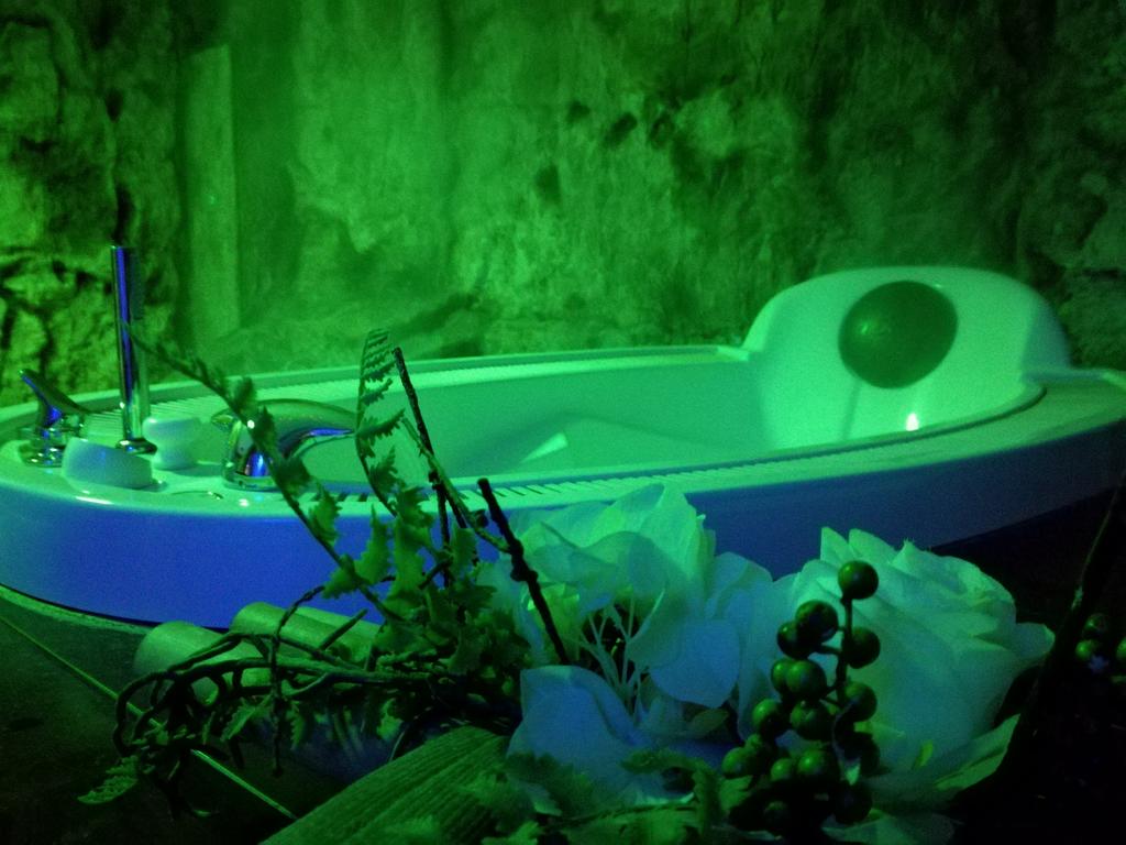 CoralloGroup's tweet image. Entrati nella Spa e chiusa la porta, il mondo rimane fuori, un’entità distante, attutita. #corallo #inpuglia #centrobenessere #estate2017