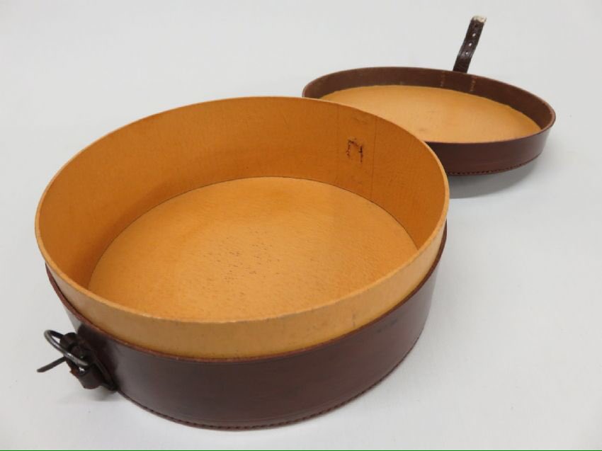 VCleathergoods's tweet photo. We have a traditional leather collar box for sale. Handstitched construction. Traditional skiver lining. Excellent condition. #vintagegoods https://t.co/lfb0UtwEPS