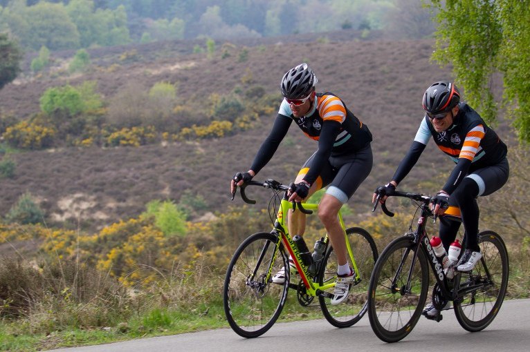 De Veluwe staat volop in bloei. Fiets een van onze 5x favoriete Posbank-routes en geniet van de paarse heideheuvels fietssport.nl/magazine/id/33…