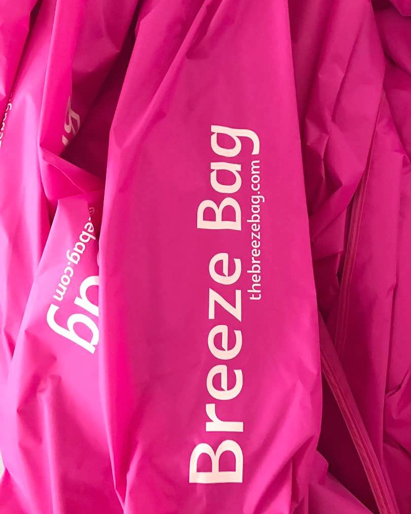 Pink is in.. and it's a new shade!! Order yours 🔜 thebreezebag.com 💗💓💖 #inflatablelounger #inflatablecouch #inflatablehammock
