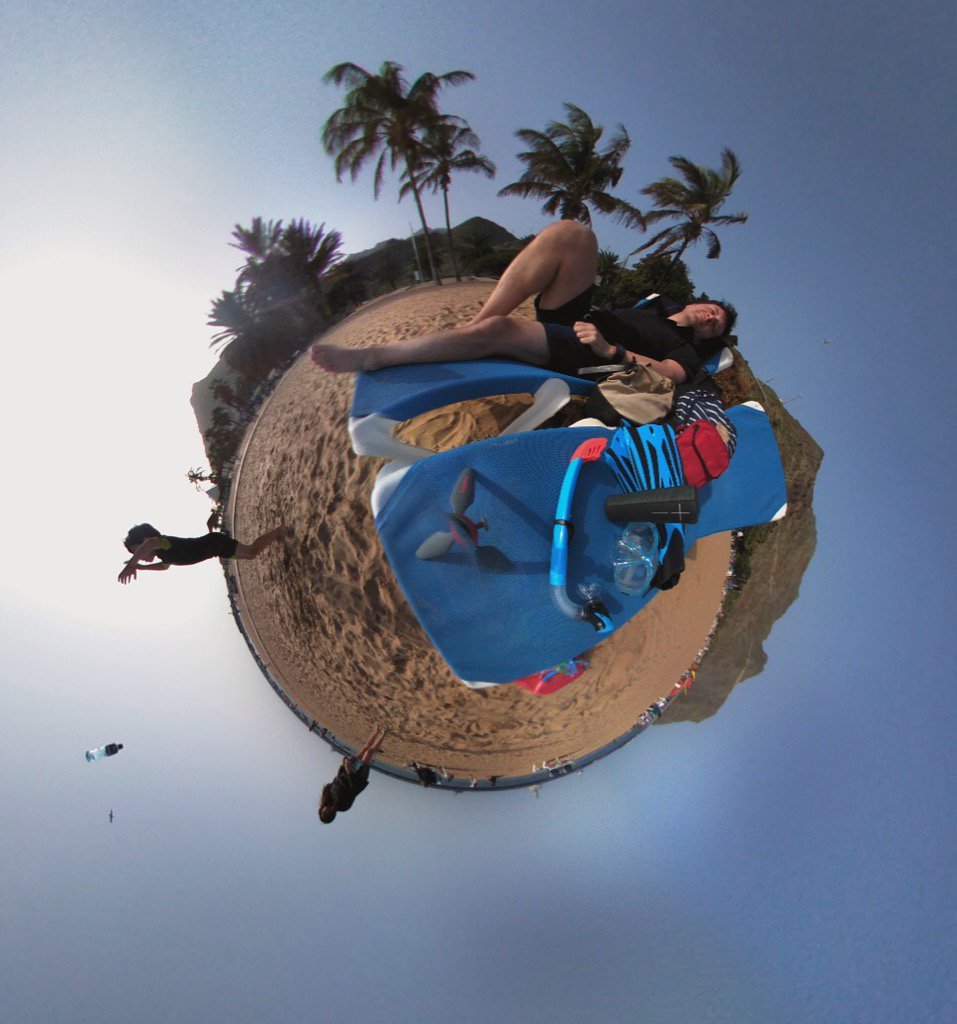 PabloLGomez's tweet photo. This is how you relax in Pablo's #TinyPlanet 🌎 !!! #RollWorldApp https://t.co/1tvEZuJUAj