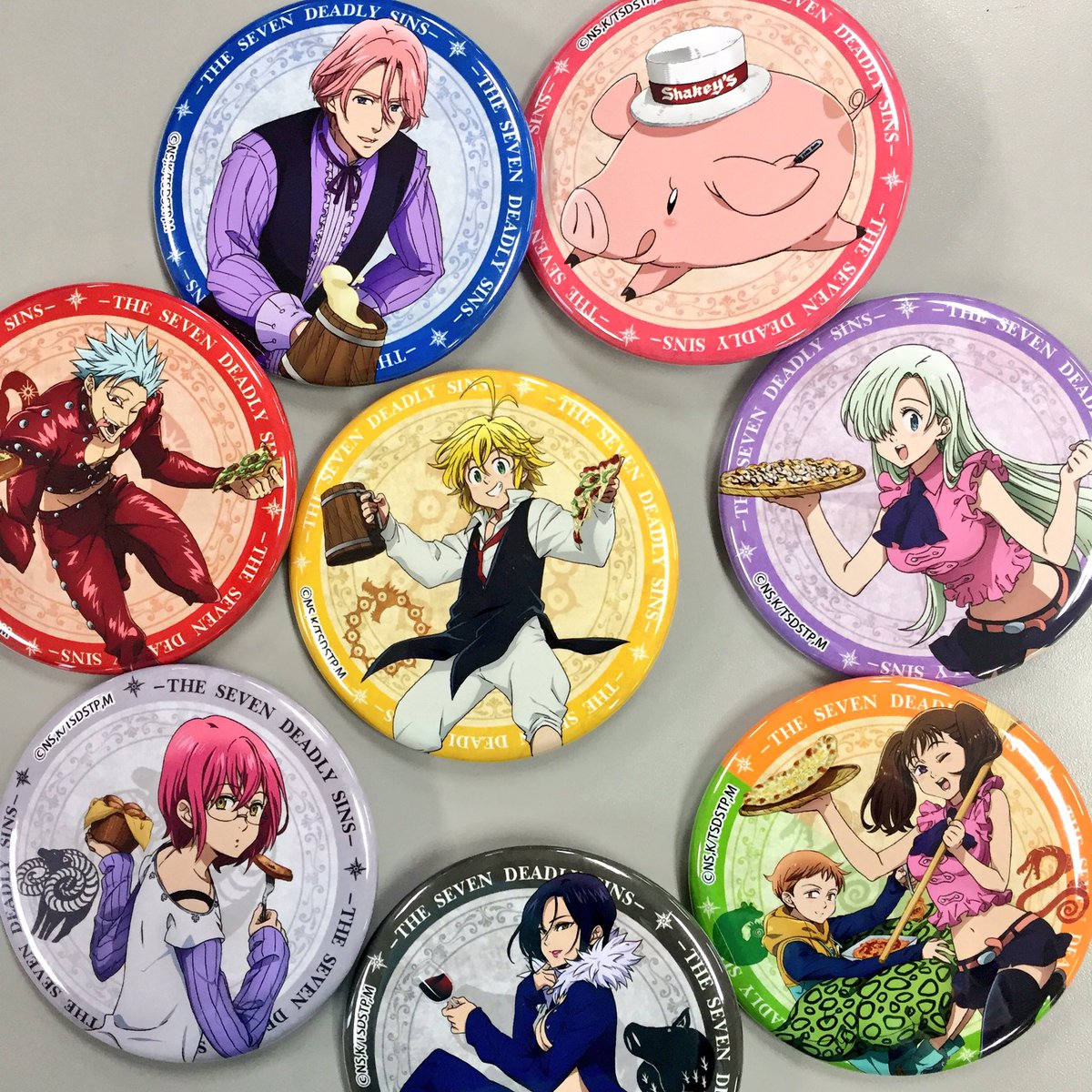 【七つの大罪】シェーキーズ コラボ 缶バッジ 聖戦の予兆 やっぱり団長が 真ん中だとキマリますよね(*^o^*) #七つの大罪
