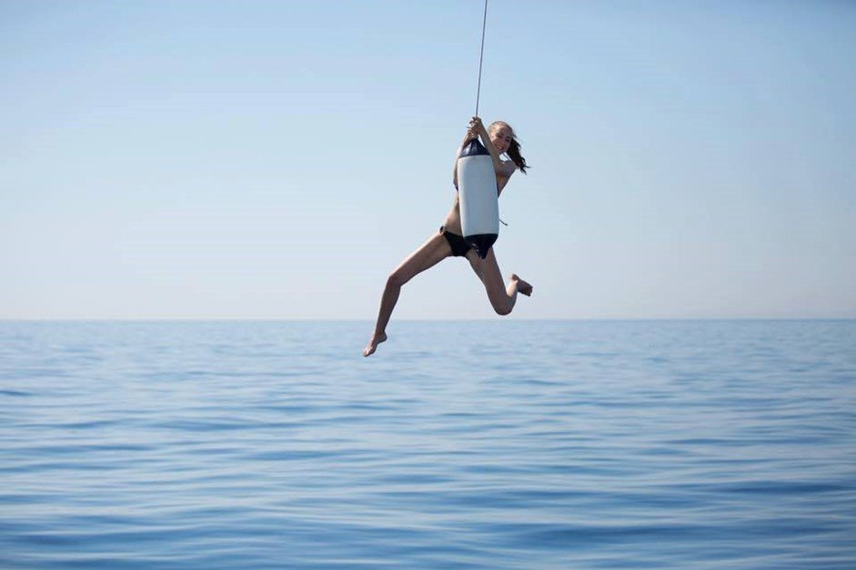 Swing rope, caves, dolphins &amp; party - @sheidatilles has written a summary of her week with LOVING SAILING nouw.com/wearenodes/gui…