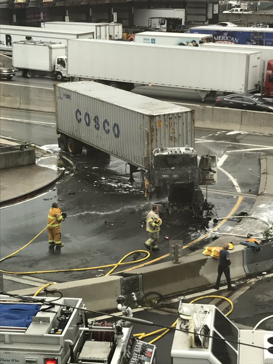 helloyudit's tweet image. Truck fire on off ramp of GWB in Fort Lee #1010WINS
