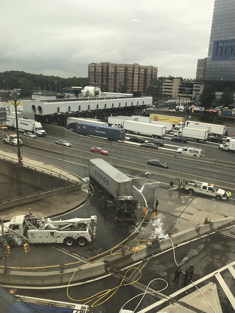 helloyudit's tweet image. Truck fire on off ramp of GWB in Fort Lee #1010WINS
