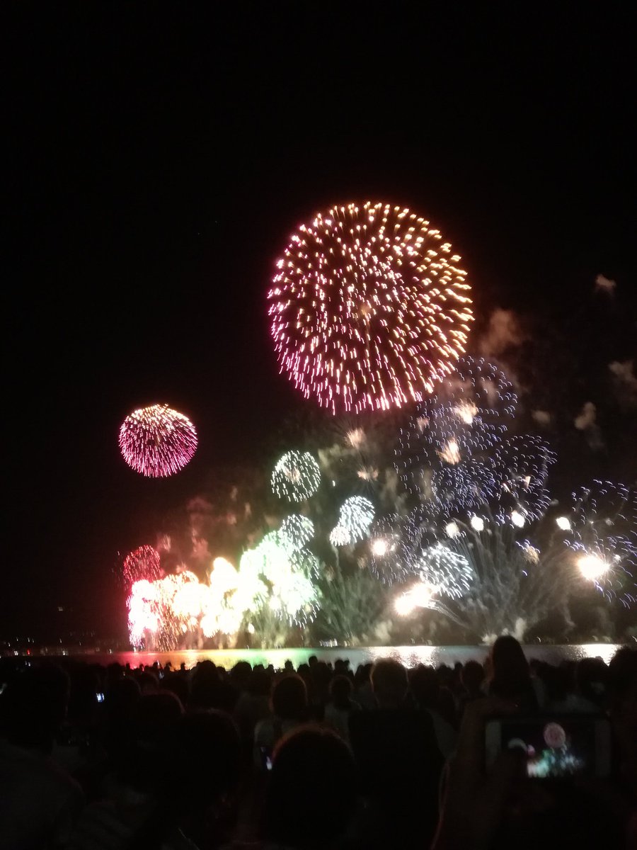 14daKei's tweet photo. 打ち上げ花火、横から見ました。。。 https://t.co/va74CvQg4a