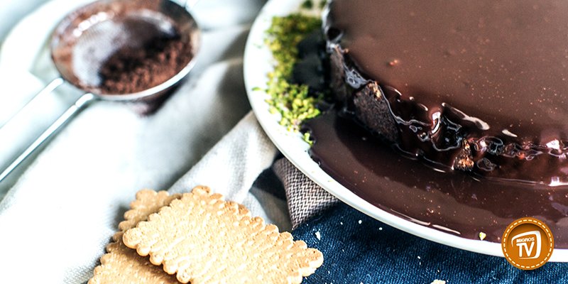 Pasta sanatını öğrenmeye ne dersiniz? Yumurtasız mozaik pasta tarifi MigrosTV’de. migrostv.migros.com.tr/yumurtasiz-moz…