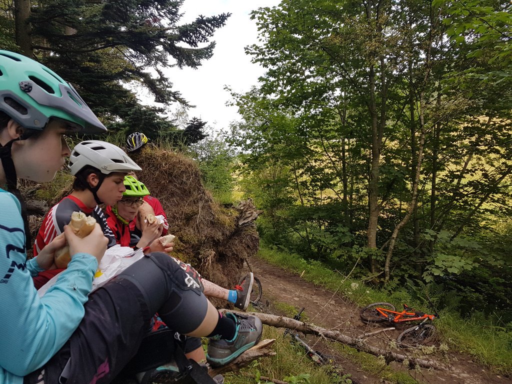 SC_Coach's tweet image. Luch at the foot of Double Decker. Yair. #INVESTINDEVELOPMENT @LiveBorders SPORTS Academy 2017.