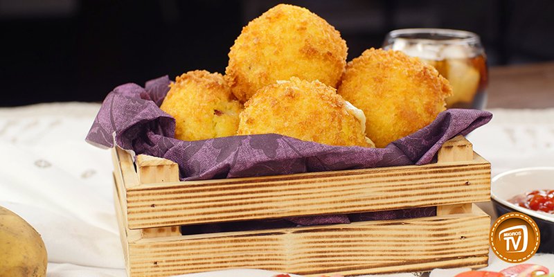 Misafirlerinizi lezzetle buluşturun. Peynir dolgulu patates topları tarifi MigrosTV’de. migrostv.migros.com.tr/peynir-dolgulu…