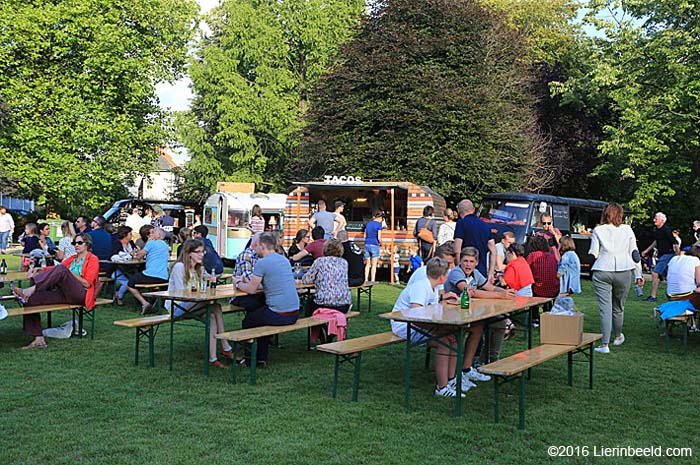 Van vrijdag 11 tot en met dinsdag 15 augustus is <a href="/KafeKasserol/">Kafé Kasserol</a> weer te gast in #Lier. Het #foodtruckfestival vind je in het stadspark.