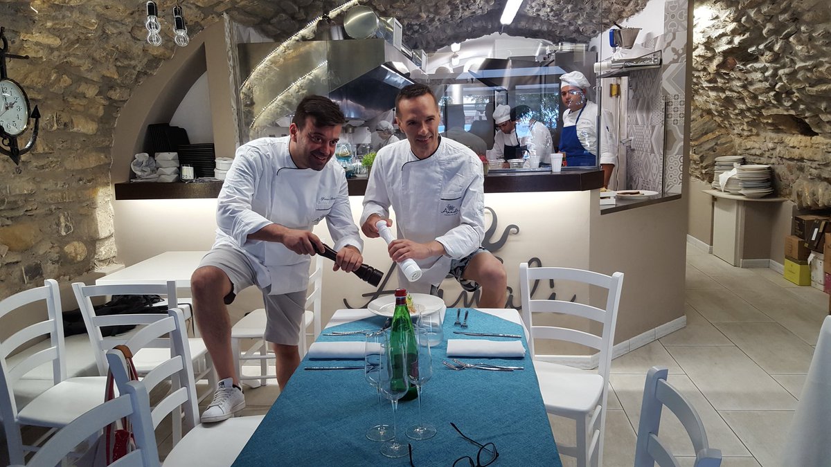 Fuori dalle righe "Chef in costume"
Alfonso Crisci - " Taverna Vesuviana Restaurant" con lo Chef stellato Giuseppe Di Iorio