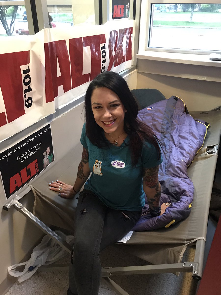 jennyhardmantv's tweet photo. Well, @RadioLindsey is sleeping on a cot at @utahhumane until she raises $3K for the shelter! 😻  @alt1019 #InternationalCatDay #utahhumane https://t.co/C2xSOrf9py