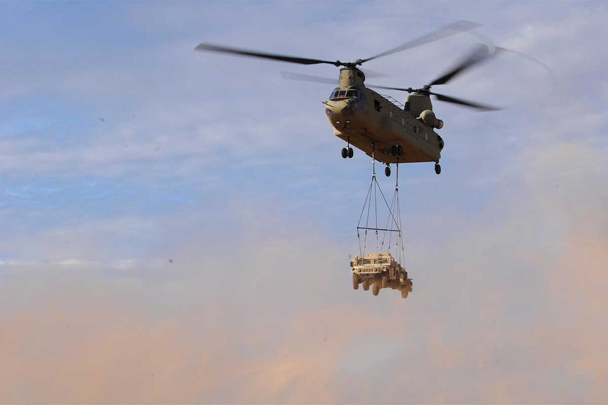 How’s this for a tow? A #CH47 #Chinook transports a #Humvee during a sling load operation at #FortBliss, #Texas. <a href="/1stArmoredDiv/">1st Armored Division</a> #HMMWV