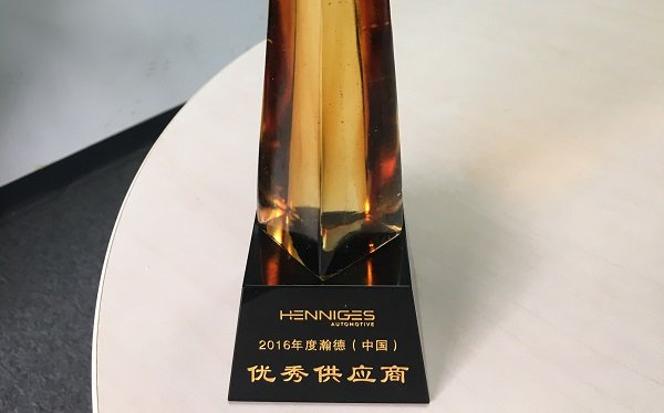 CabotCorp's tweet photo. Henniges Automotive recently presented our #carbonblack team in #China w/ a 2016 Supplier Award for exceptional supply, pricing &amp; service https://t.co/K4LwgXDWYa