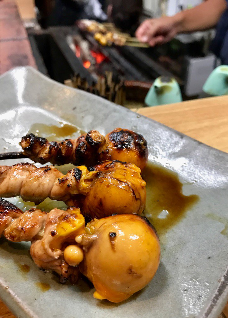福田 進一 久々に名古屋の焼鳥の名店 万亀 にて名物の 提灯 ちょうちん を喰らう 鶏の内子と その卵管 を炭火で焼いたもの ここの焼鳥に勝るもの無し もう絶品 僕は山本直純先生に連れられて行ってから かれこれ30年 名古屋に来たら必ずここ