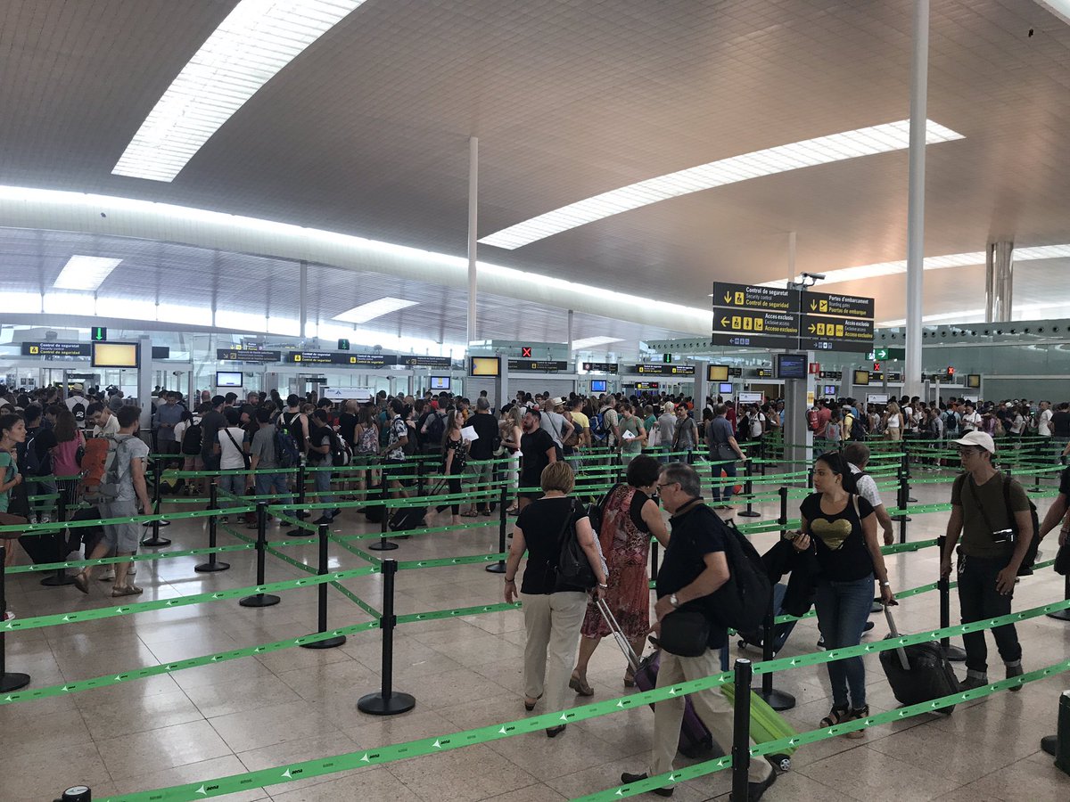 0 delay at bag drop, long winding queue heading to security but all seems organised and not too bad #barcelonaairport #BA