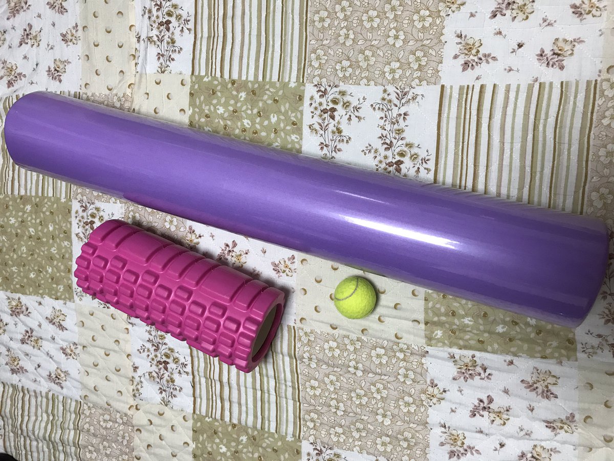 おーなみこなみ デスクワークによる凝りとバレエ 筋肉痛を癒すために フォームローラーを購入しました ピンクのやつね ゴリゴリ痛いんだけど これでちゃんとほぐすと翌日の痛みが全然違う 感動的 乗るだけで気持ちいい ストレッチポールと 足裏