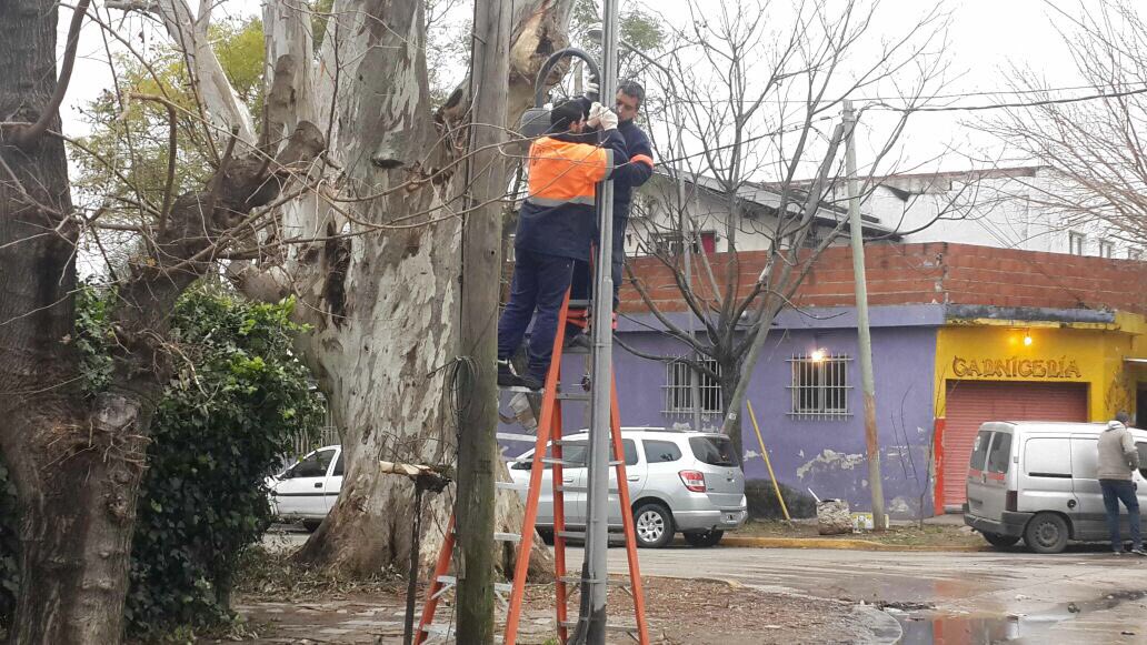 EspaciosPub's tweet photo. ILUMINACIÓN|Ya llevamos un importante avance en la colocación de nuevas luminarias mejorando el servicio de alumbrado público. https://t.co/LdiplvkGMG