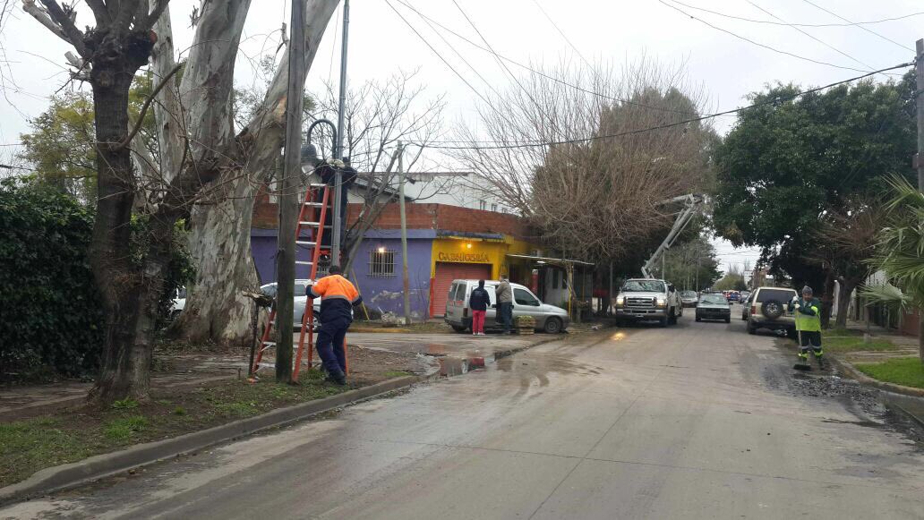 EspaciosPub's tweet photo. ILUMINACIÓN|Ya llevamos un importante avance en la colocación de nuevas luminarias mejorando el servicio de alumbrado público. https://t.co/LdiplvkGMG