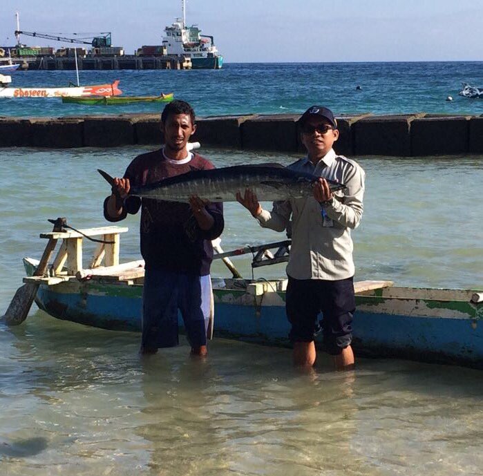 SangadjiIkram's tweet photo. #Muamar Baco, Nelayan Desa Late Kando Sumba Barat Daya memperlihatkan Hasil Tangkapan dan Boat Ketintingnya. Jika laut bebas dari IUU & DF. https://t.co/qrT0fVXEJe