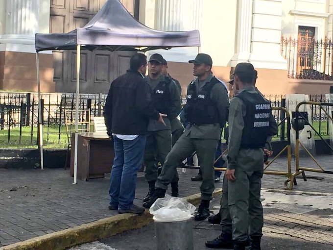Militares impiden acceso de diputados a sede legislativa en Venezuela DGthuCbXkAEfVK4