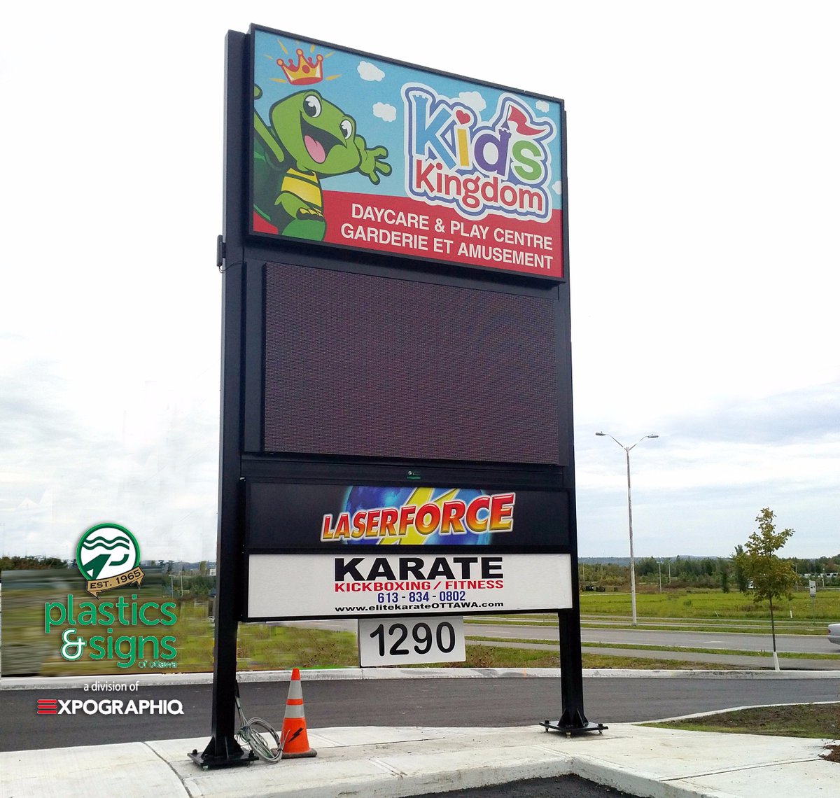 SignsofOttawa's tweet image. WOW - what an impressive double sided, illuminated, #pylonsign with high res #digitaldisplay - new for @KidsKingdom14 Orléans, ON