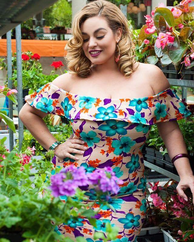 RevElisabeth12's tweet photo. #Flowers and @MissLauraLeeJ ๐
#dress @rue107
#photo @thenikkigomez
#rngmagazine #lauralee #dresses #summer #summerstyle #fashion #style https://t.co/8AK0gs8Ii7