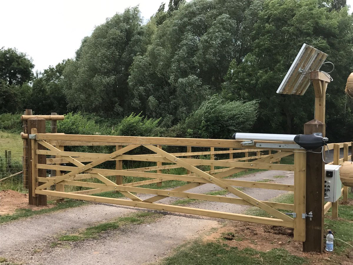 FencingBritain's tweet photo. Call us today to find out more about our solar powered gates and CCTV on 01242 222878 #solarpower #solarsecurity #CCTVsecurity #solargates https://t.co/sPrzhm6vv1