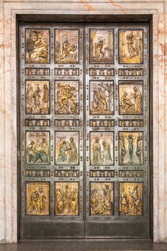 easy_plum's tweet photo. Doors are portals between two realms https://t.co/Lqt4UOt1RS #basilica https://t.co/b7QYtOUp0D