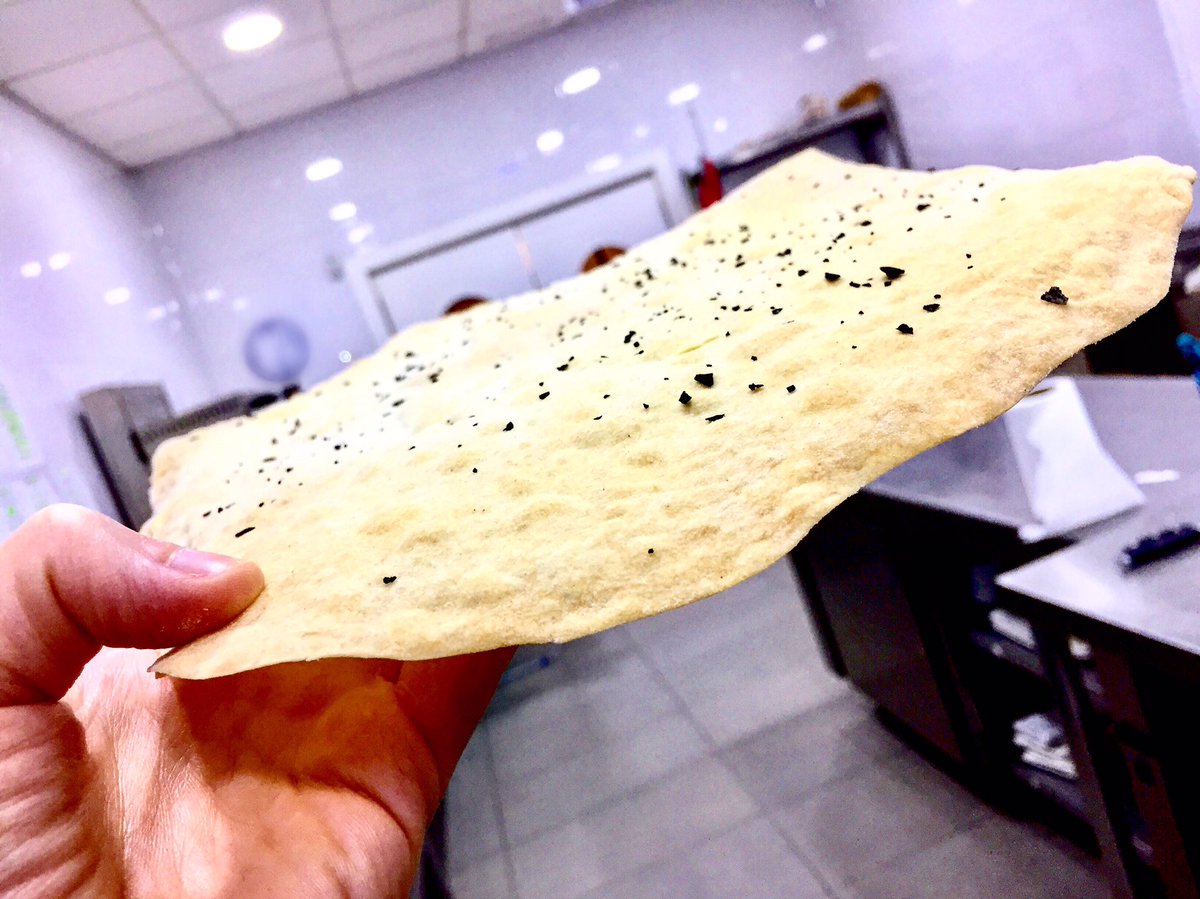 TeresaTopChef's tweet photo. Tosta crujiente de aceite de oliva y sal negra.
#panacimo #sinlevadura #rteazafran #villarrobledo https://t.co/fb8N1ZZFgy