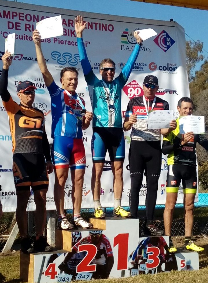ValenGambella's tweet photo. Guillermo Gambella se consagró campeón argentino en pelotón en Venado Tuerto. A los 50 años hace historia. #FACIMO https://t.co/XVqnSm6gQf https://t.co/Z95YGD0os5