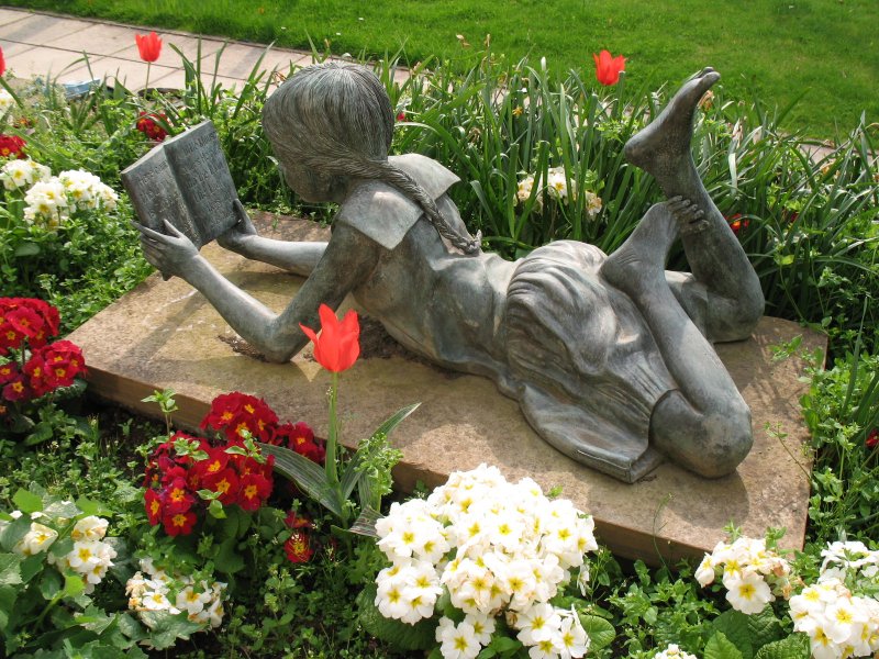We love this statue of a girl reading #BookLoversDay
scotlandsplaces.gov.uk/record/hes/149…