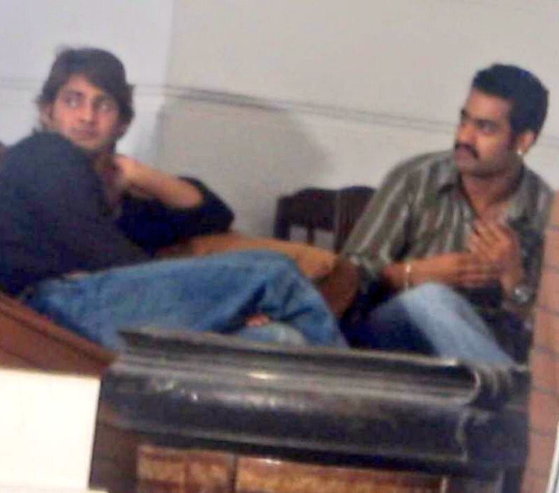 NTR_PicZone's tweet photo. Wishing Super star @urstrulyMahesh #HBDMaheshBabu very happyBirthday from @tarak9999 fans #HBDMaheshBabuFromNTRFans All the best for #SPYder https://t.co/HU5l3yLDMJ
