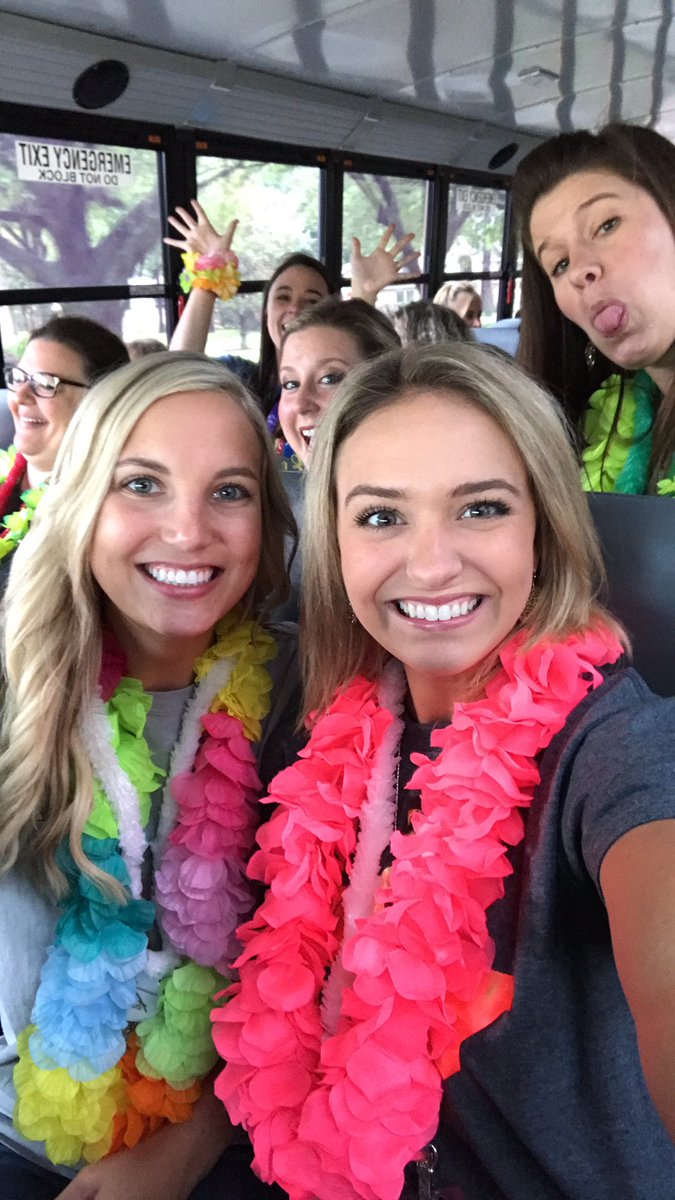 MsToddDWE's tweet photo. Convocation 2017 🌺🌊 #bethelegacy https://t.co/bBNTWvJJQi