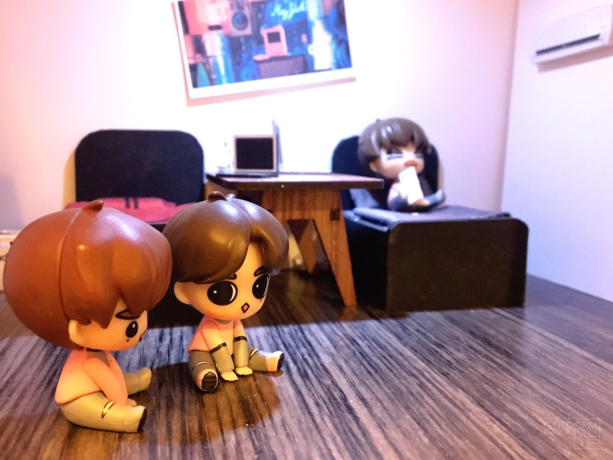 mtjbjrjsyjbbyk's tweet photo. Last night at #GotDorm
เมื่อคืนนี้ที่ #หอกัซ
B:ยูคน้องแบมไม่เข้าใจเลย ทำไมทุกคนต้องมาอยู่ห้องเรา
Y:นั่นสิ 🤔
.
😂😂😂 #jb #bambam #Yugyeom #got7 https://t.co/iNDFN1MUBE