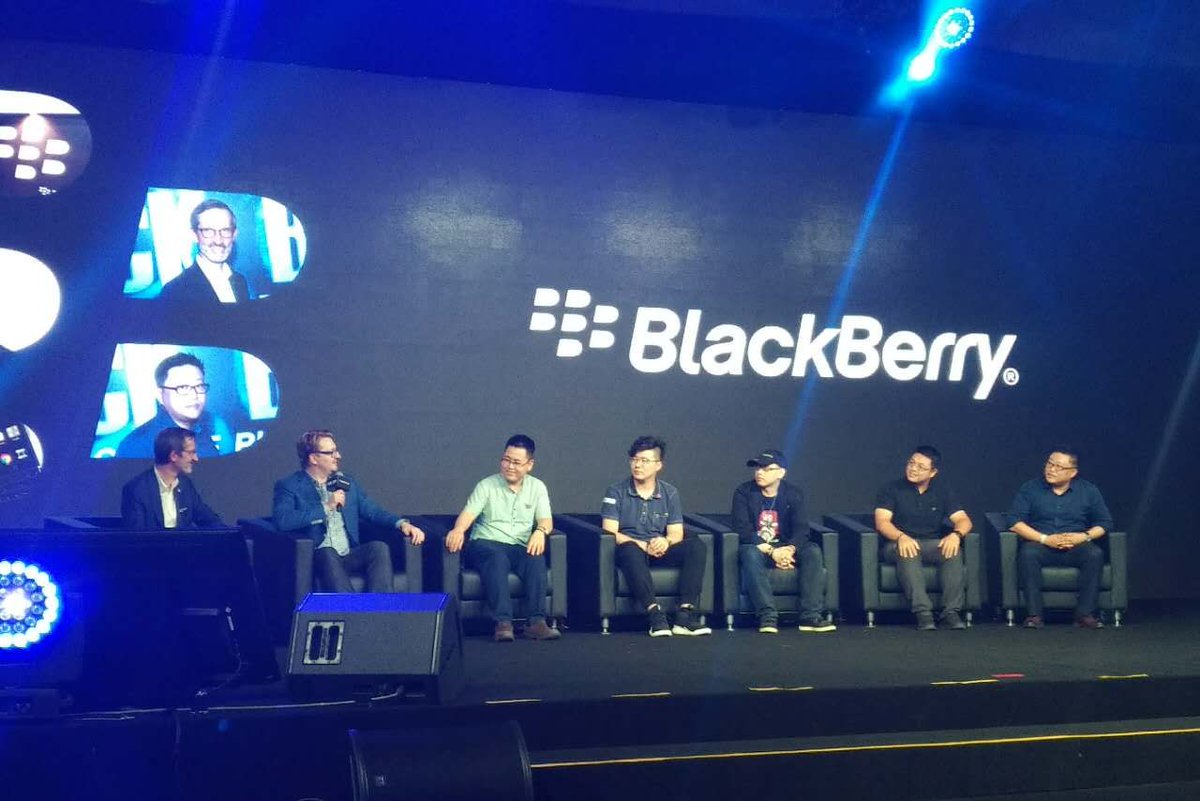crackberrykevin's tweet photo. Awesome time talking to HARDCORE BlackBerry fans from China tonight at the #KEYone launch event! 🇨🇳 ❤🗝ᵒⁿᵉ https://t.co/2V08ulEyHK