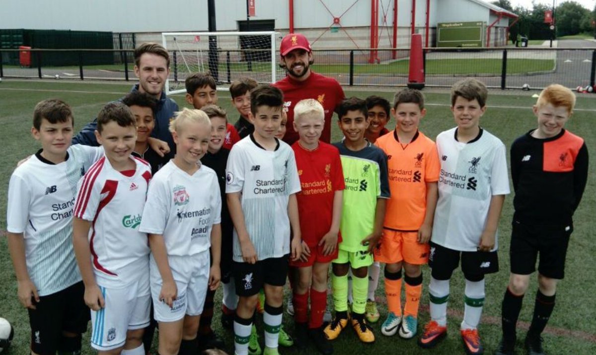 👋 @IngsDanny Reds striker surprises youngsters at @LFCSoccerSchool: lfc.tv/AptG