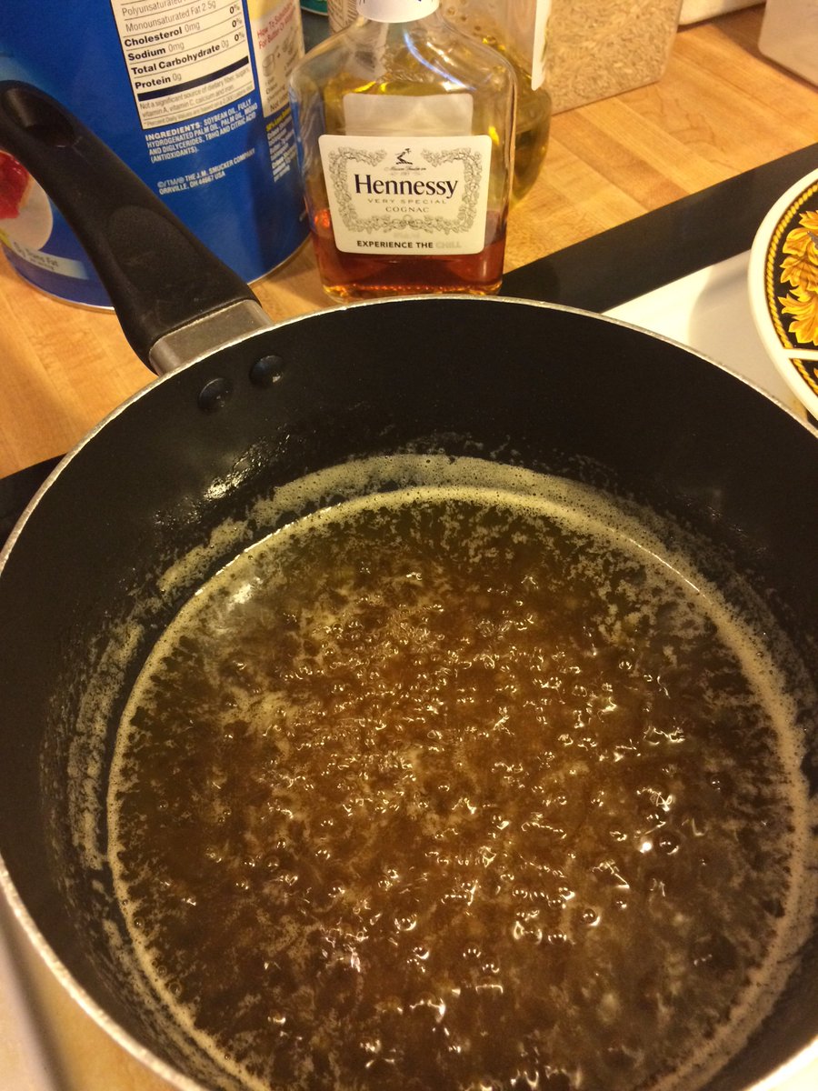 LadyCakes67's tweet photo. Hennessy cake with cream cheese/Hennessy icing! #Hennessycake https://t.co/Up4HeAAGdk