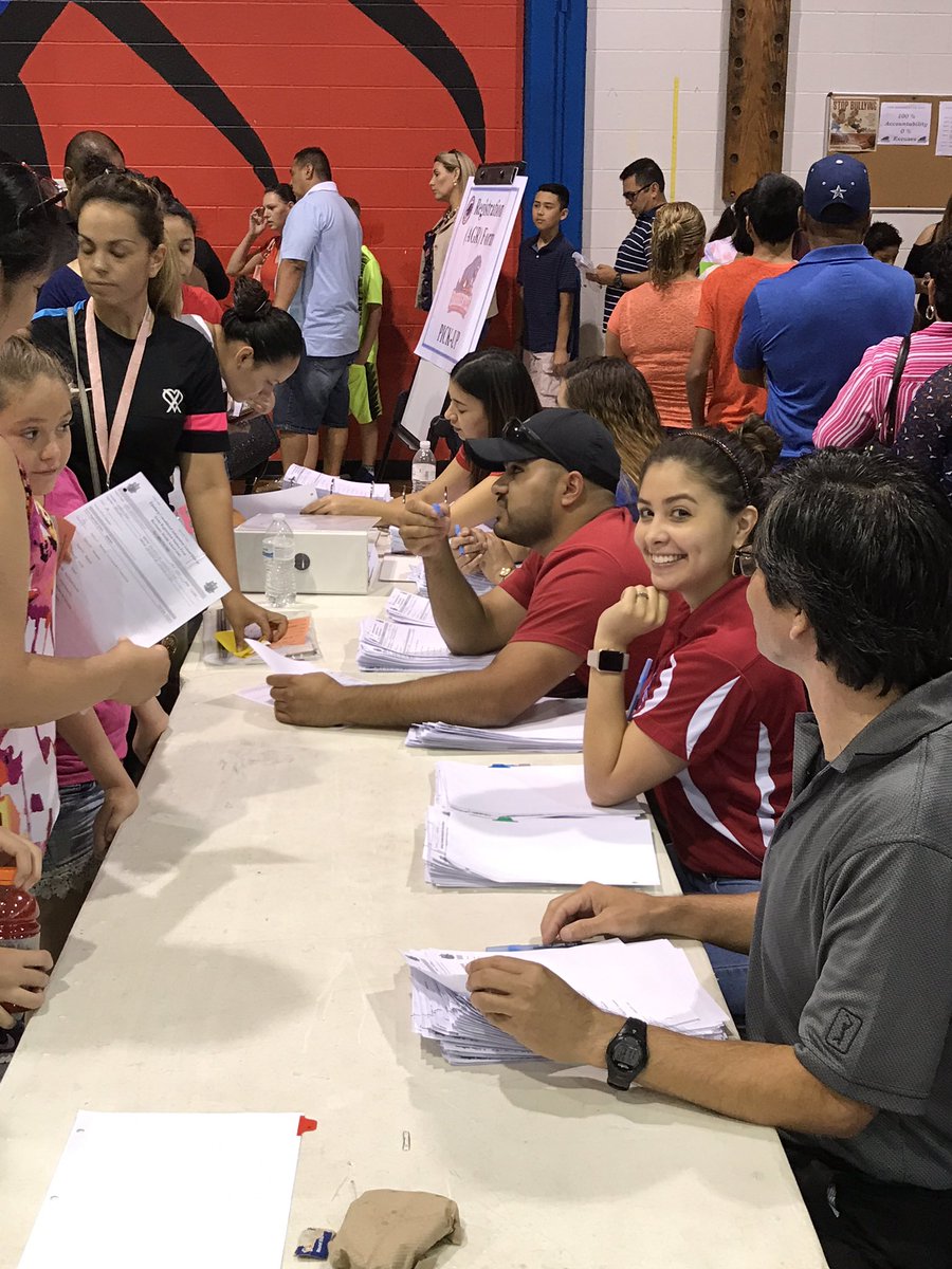 bmsbearcats's tweet photo. Always happy to help! Staff make me sure new and returning students feel right at home during registration @Edinburgcisd #RegistrationRush https://t.co/eWopNgYm8L