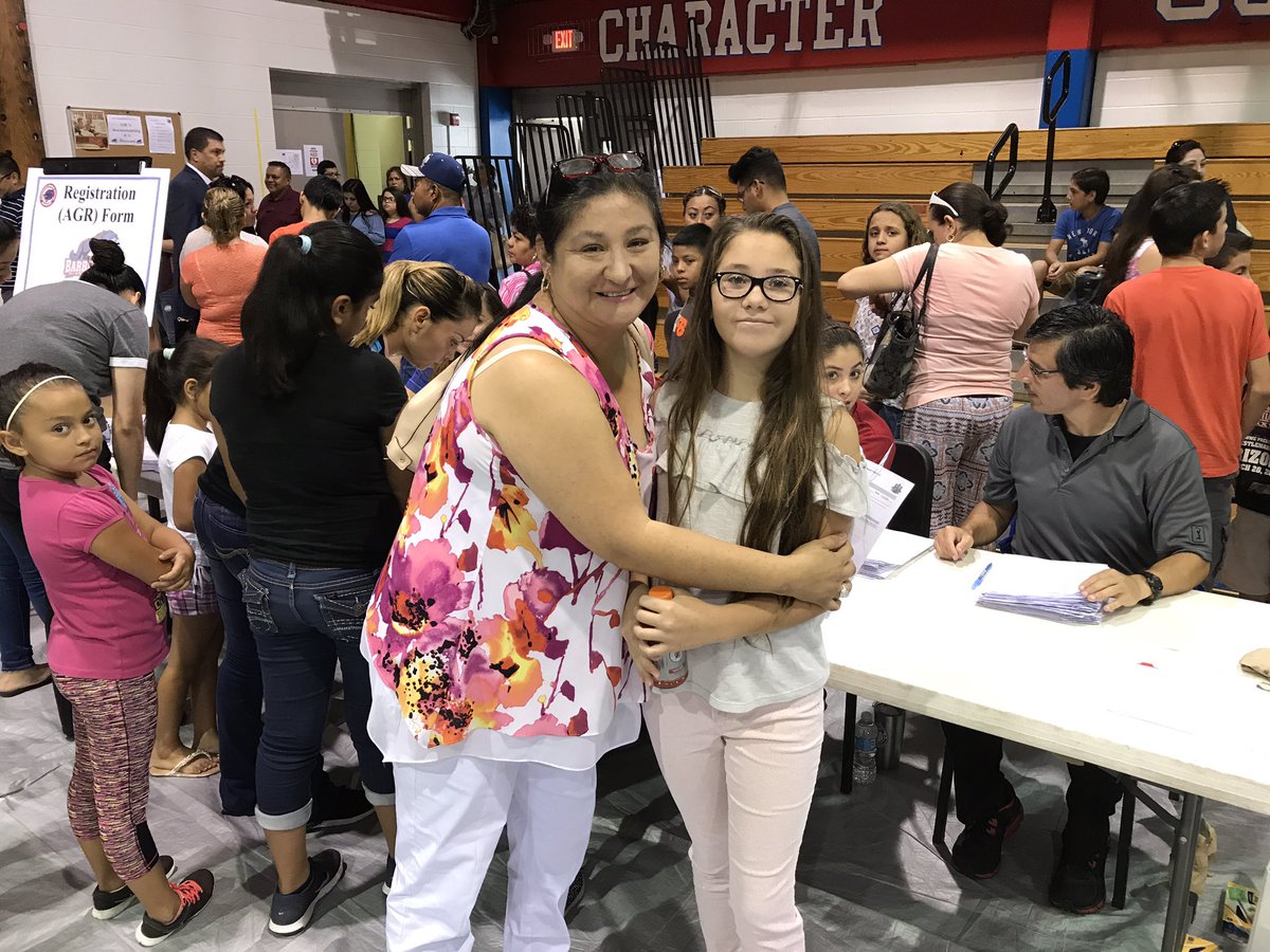 bmsbearcats's tweet photo. Always happy to help! Staff make me sure new and returning students feel right at home during registration @Edinburgcisd #RegistrationRush https://t.co/eWopNgYm8L