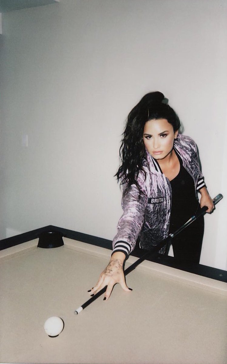 lovatoxcamilax's tweet photo. #Poolforthesummer 😂😂 @ddlovato https://t.co/q1tzJMMEu6