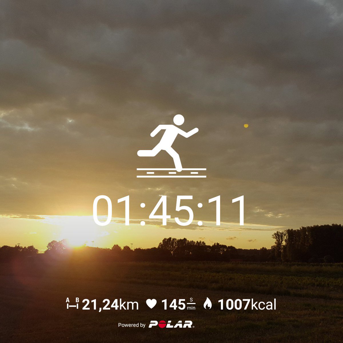 DeHejner's tweet photo. Am Abend noch mal schnell die Beine ausschütteln und dann mit Eis selbigen ausklingen lassen. #PolarM400 #Running4Ice #twitterlauftreff https://t.co/Oov5He79nK