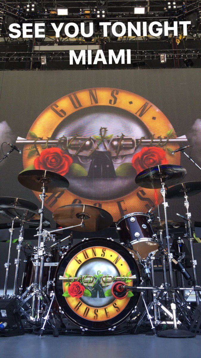 GunsRosario's tweet photo. Hoy meameeeeee! 🎤🎸🎩 https://t.co/5hXvrodrS2