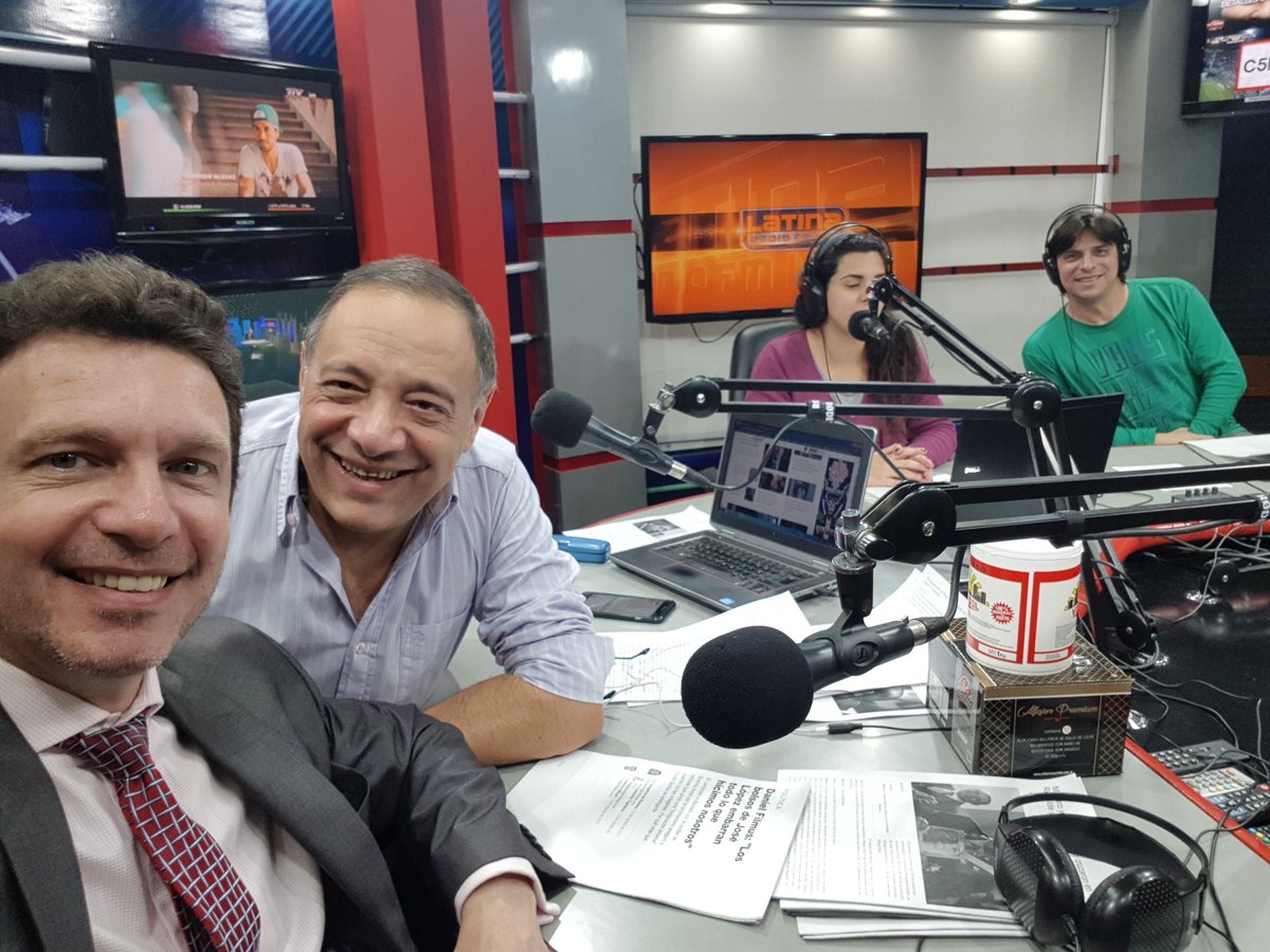 <a href="/tormentaok/">El Ojo de la Tormenta</a> .. <a href="/magaschlocu/">Maga Schwartzman</a>  trabaja... <a href="/gusmura/">Gustavo Mura</a> , <a href="/hugodam66/">HUGO DAMIÁN NEIRA</a> y yo.. para la foto..