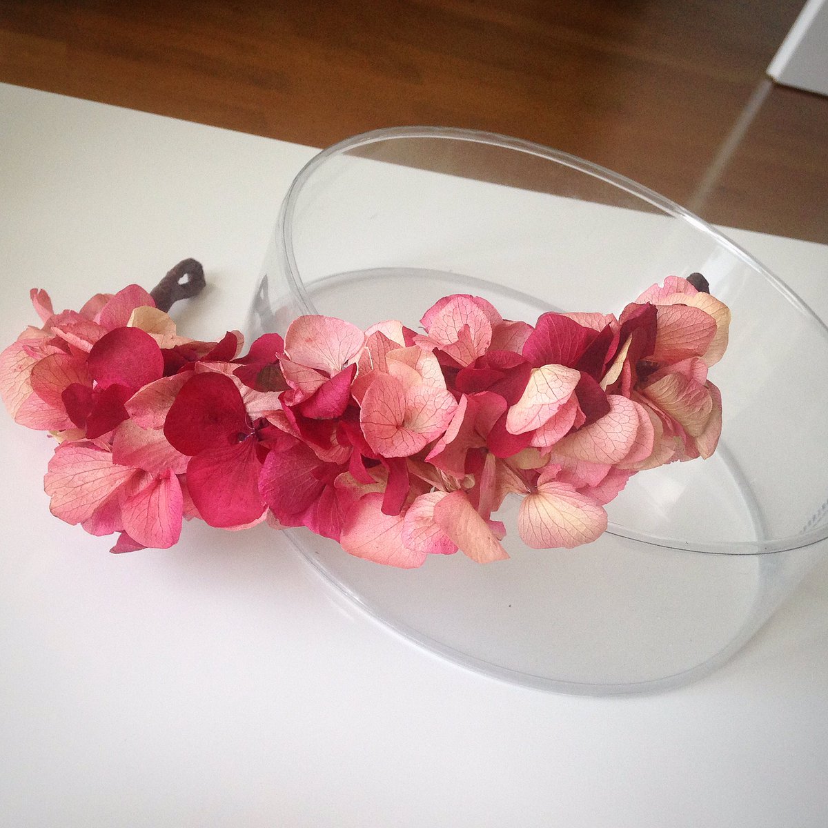 MadameFrey's tweet photo. Trabajar con aire acondicionado en nuestro showroom dando forma a nuevas piezas... #tocados #coronas #corona #coronadeflores https://t.co/11LeJiiUqf